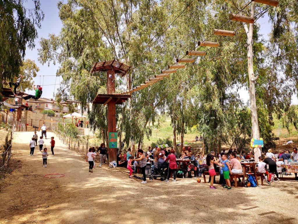 Festa del Papà: idee per cose avventurose da fare, dai Go Kart alle passeggiate a cavallo - Be Sicily Mag - parco avventura boschetto