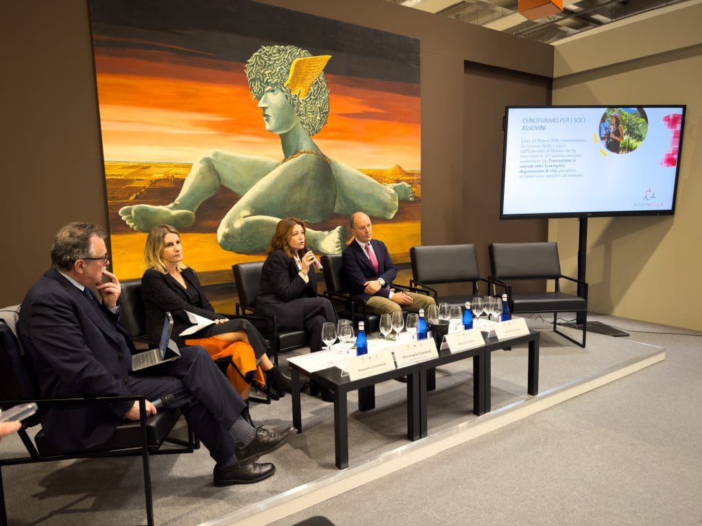 Vinitaly 2025, la Sicilia brilla tra enoturismo e sostenibilità 3 Vinitaly 2025, la Sicilia brilla tra enoturismo e sostenibilità - Be Sicily Mag - da sx Luciano Ferraro Rossella Calabrese Mariangela Cambria Antonio Rallo