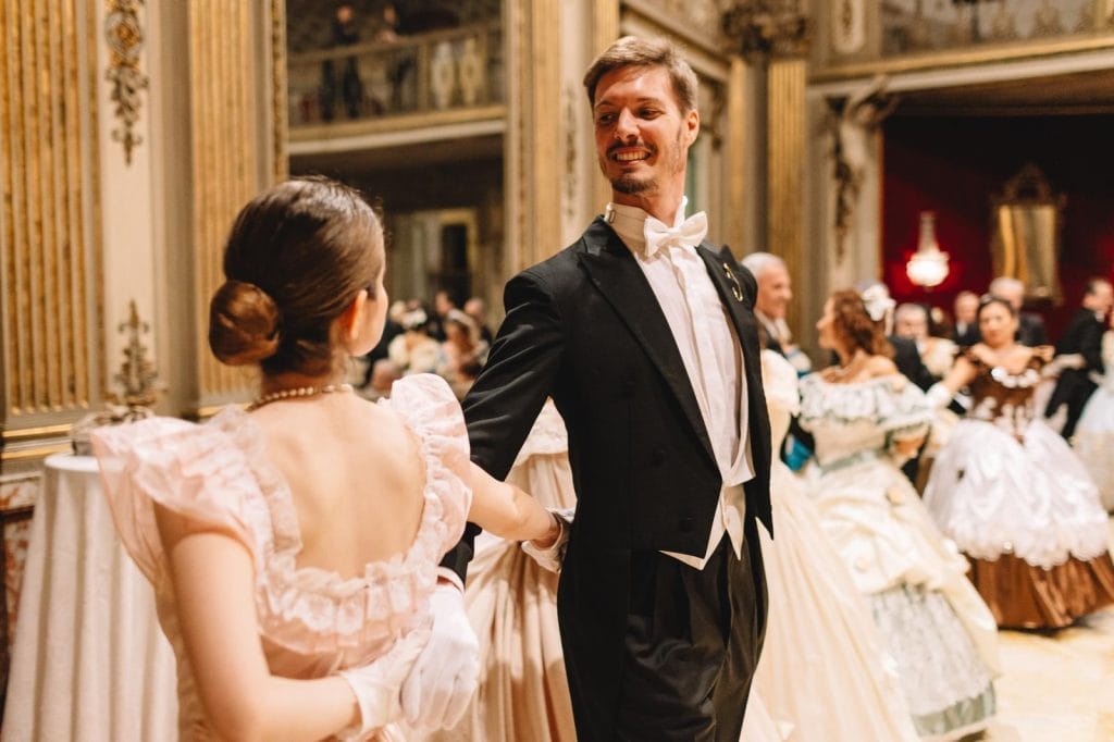 Gran Ballo del Gattopardo, a Catania si danza indietro nel tempo: l'evento internazionale della Compagnia di Nino Graziano Luca 5 Gran Ballo del Gattopardo, a Catania si danza indietro nel tempo: l'evento internazionale della Compagnia di Nino Graziano Luca - Be Sicily Mag - gran ballo del gattopardo 2