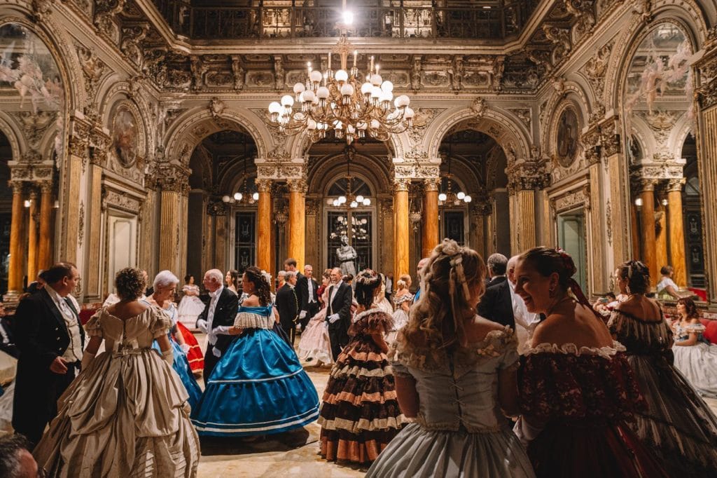 Gran Ballo del Gattopardo, a Catania si danza indietro nel tempo: l'evento internazionale della Compagnia di Nino Graziano Luca 6 Gran Ballo del Gattopardo, a Catania si danza indietro nel tempo: l'evento internazionale della Compagnia di Nino Graziano Luca - Be Sicily Mag - gran ballo del gattopardo 4