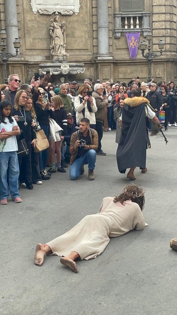 Passione di Cristo, la rappresentazione nel cuore di Palermo: dalla flagellazione a Piazza Pretoria alla crocifissione al Teatro Massimo 2 Passione di Cristo, la rappresentazione nel cuore di Palermo: dalla flagellazione a Piazza Pretoria alla crocifissione al Teatro Massimo - Be Sicily Mag - passione di cristo 2