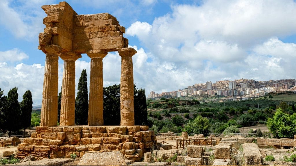 Un amore da cartolina: i luoghi più romantici in Sicilia da visitare per la Giornata del Bacio 17 Un amore da cartolina: i luoghi più romantici in Sicilia da visitare per la Giornata del Bacio - Be Sicily Mag - valle dei templi