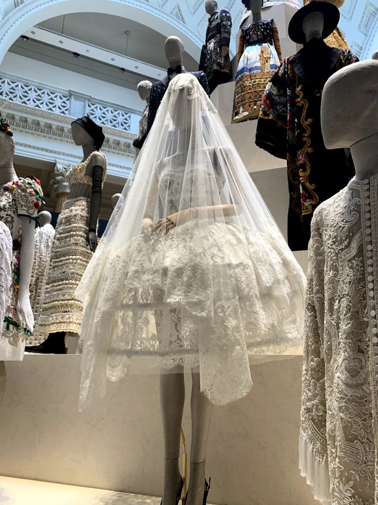 “Dal cuore alle mani”, l'universo di Dolce & Gabbana in mostra a Roma: il richiamo alla Sicilia è forte 12 Un abito da sposa corto
