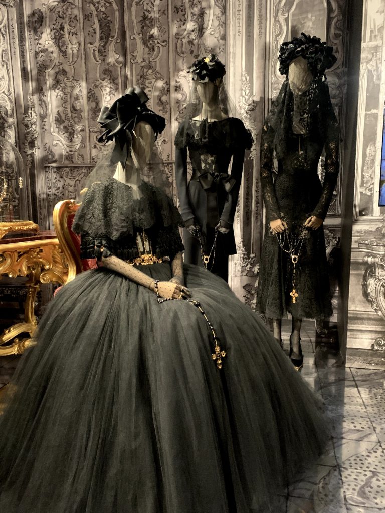 “Dal cuore alle mani”, l'universo di Dolce & Gabbana in mostra a Roma: il richiamo alla Sicilia è forte 13 Gli abiti del lutto