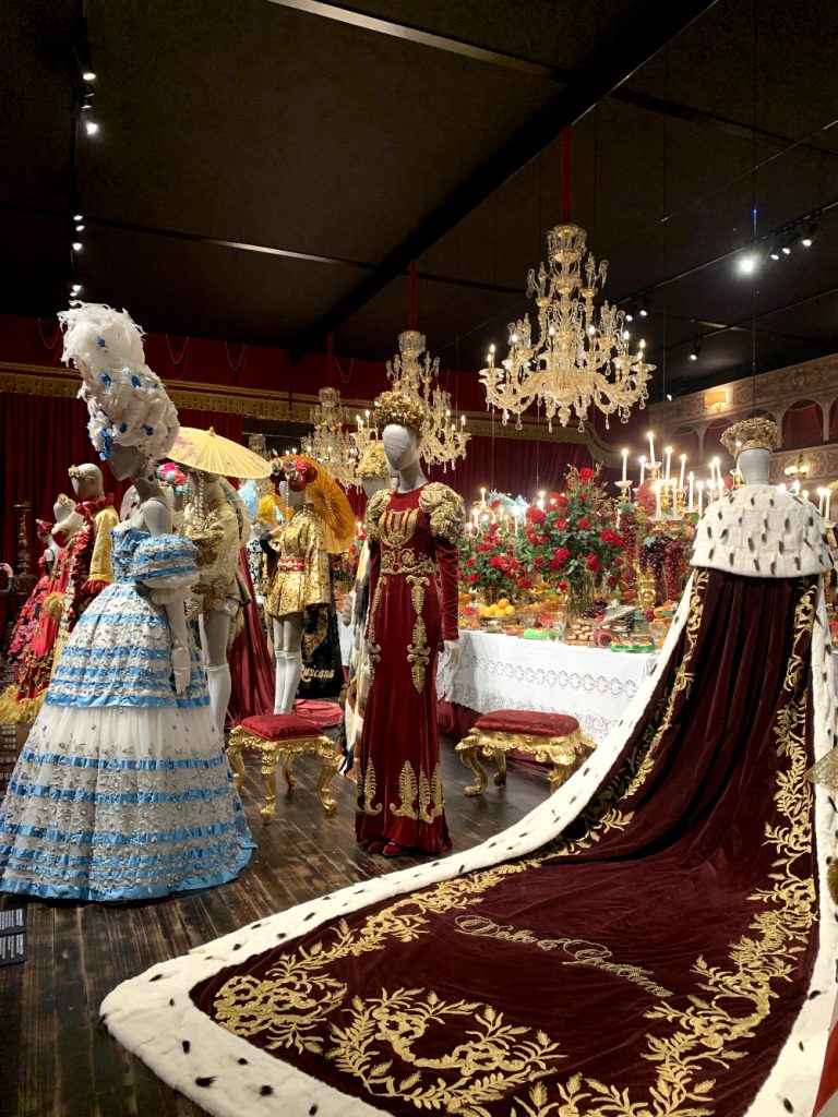 “Dal cuore alle mani”, l'universo di Dolce & Gabbana in mostra a Roma: il richiamo alla Sicilia è forte 14 L'area sull'Opera della mostra