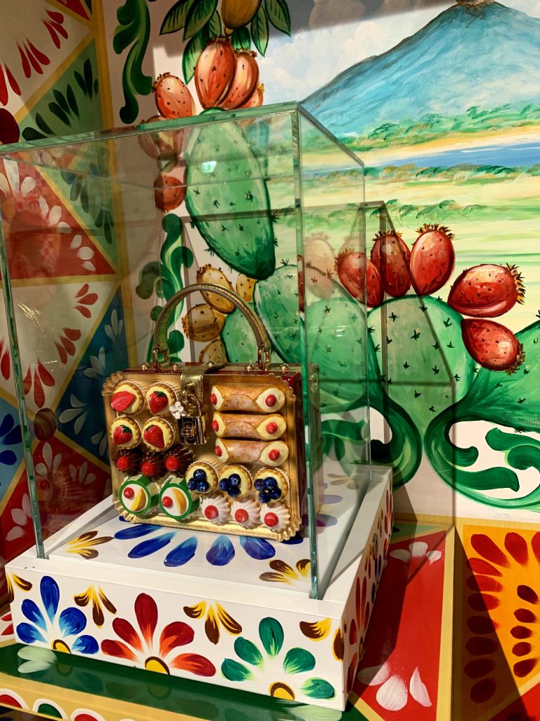 “Dal cuore alle mani”, l'universo di Dolce & Gabbana in mostra a Roma: il richiamo alla Sicilia è forte 11 La borsa di Dolce & Gabbana ispirata alla pasticceria siciliana