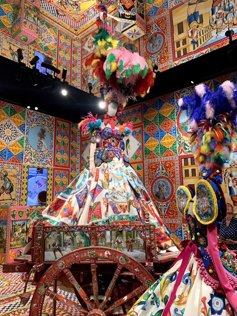 “Dal cuore alle mani”, l'universo di Dolce & Gabbana in mostra a Roma: il richiamo alla Sicilia è forte 10 L'abito di Dolce & Gabbana ispirato ai carretti siciliani