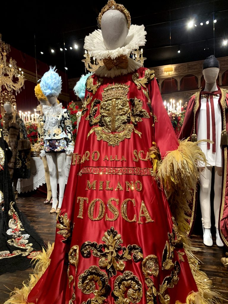 “Dal cuore alle mani”, l'universo di Dolce & Gabbana in mostra a Roma: il richiamo alla Sicilia è forte 15 L'abito della Tosca