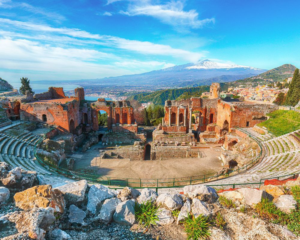 Un amore da cartolina: i luoghi più romantici in Sicilia da visitare per la Giornata del Bacio 14 Il Teatro Antico, location del Taormina Film Festival