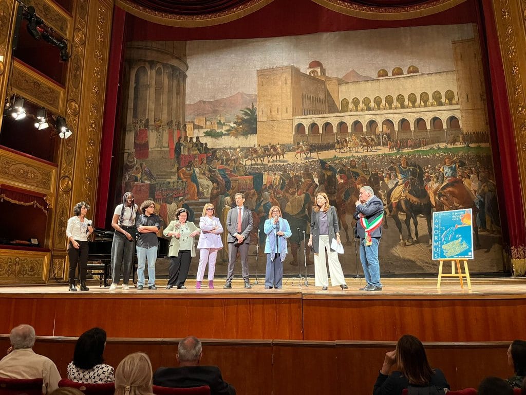 "Panormus. La Scuola adotta la Città": 84 istituti adottano Palermo per educare i più piccoli alla legalità 2 "Panormus. La Scuola adotta la Città": 84 istituti adottano Palermo per educare i più piccoli alla legalità - Be Sicily Mag - Panormus lascuola incontralacitta 01