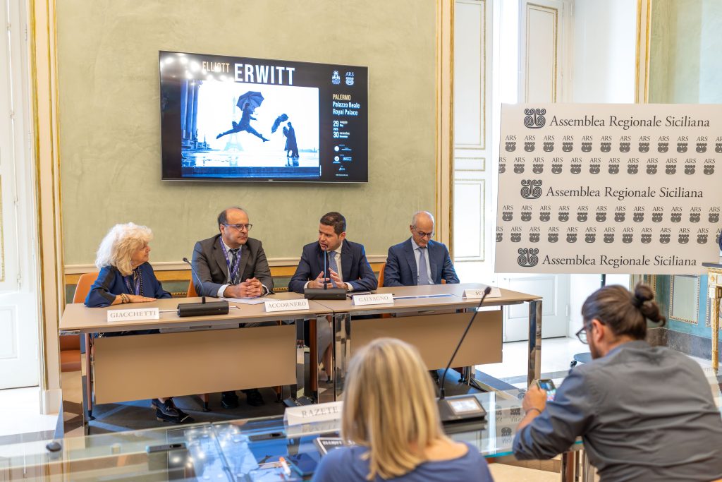 A Palermo le iconiche fotografie di Elliott Erwitt: la mostra della Fondazione Federico II tra star come Marilyn Monroe e cani - Be Sicily Mag - SM 10 2