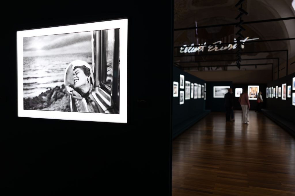 A Palermo le iconiche fotografie di Elliott Erwitt: la mostra della Fondazione Federico II tra star come Marilyn Monroe e cani - Be Sicily Mag - SM 44