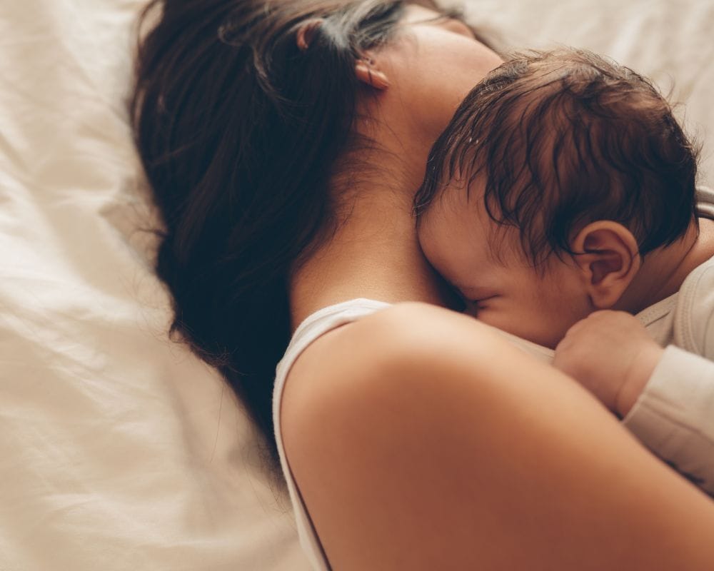 L'importanza del contatto fisico tra mamma e bambino: non un “vizio”, ma un bisogno 5 L'importanza del contatto fisico tra mamma e bambino: non un “vizio”, ma un bisogno - Be Sicily Mag - contatto mamma bambino 2