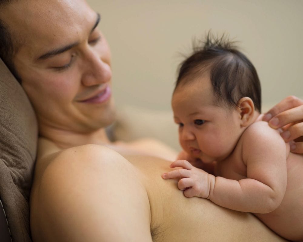 L'importanza del contatto fisico tra mamma e bambino: non un “vizio”, ma un bisogno 8 Il contatto fisico è importante anche tra papà e bambino