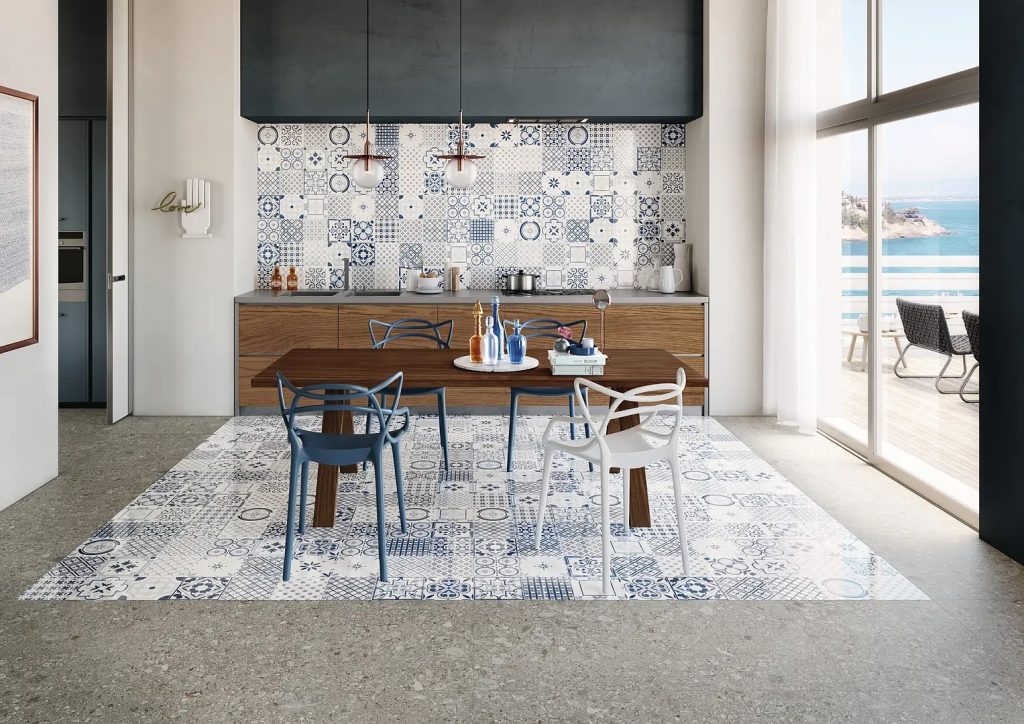 Stile coastal: idee di design per arredare la casa al mare - Be Sicily Mag - cucina maioliche