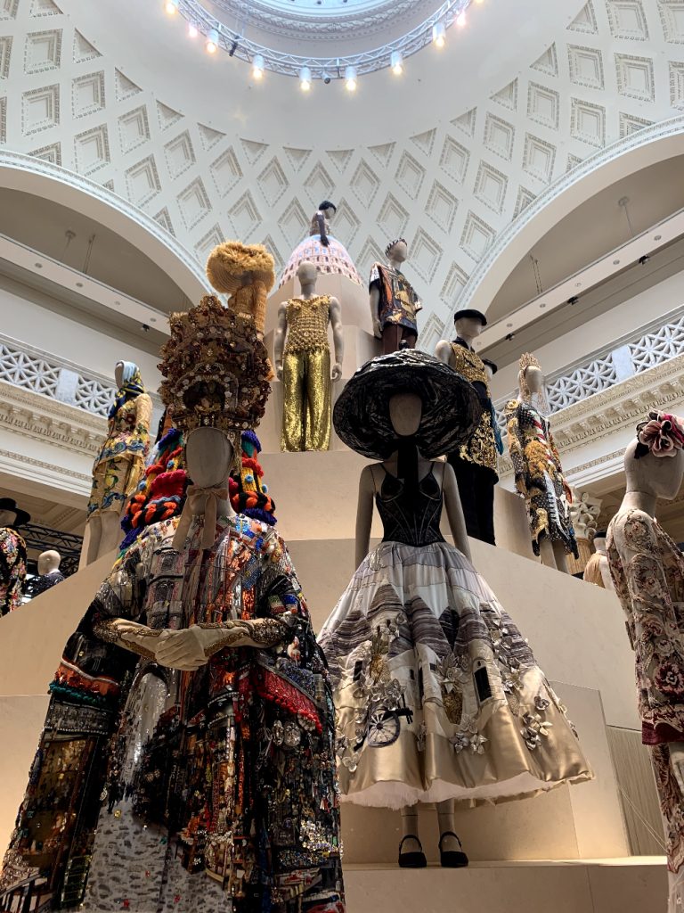 “Dal cuore alle mani”, l'universo di Dolce & Gabbana in mostra a Roma: il richiamo alla Sicilia è forte 9 Un'area dell'esposizione di “Dal cuore alle mani – Dolce & Gabbana”