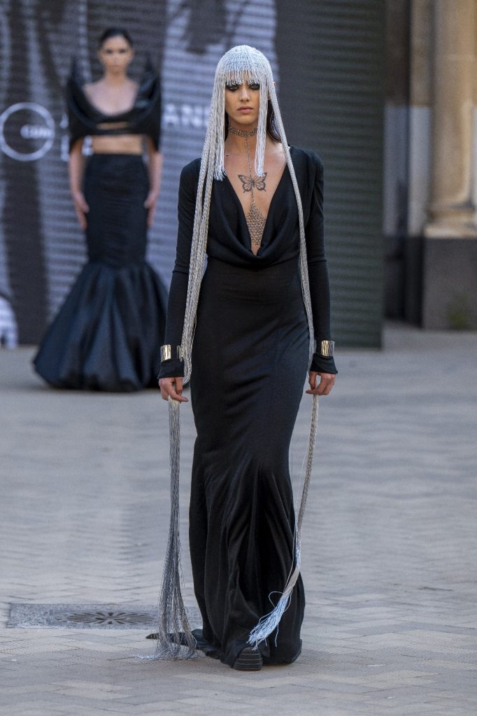 Fashion Show 2025, a Catania sfila il futuro della moda: i sogni dei giovani designer prendono forma in passerella 4 Un abito nero alla sfilata del Fashion Show 2025