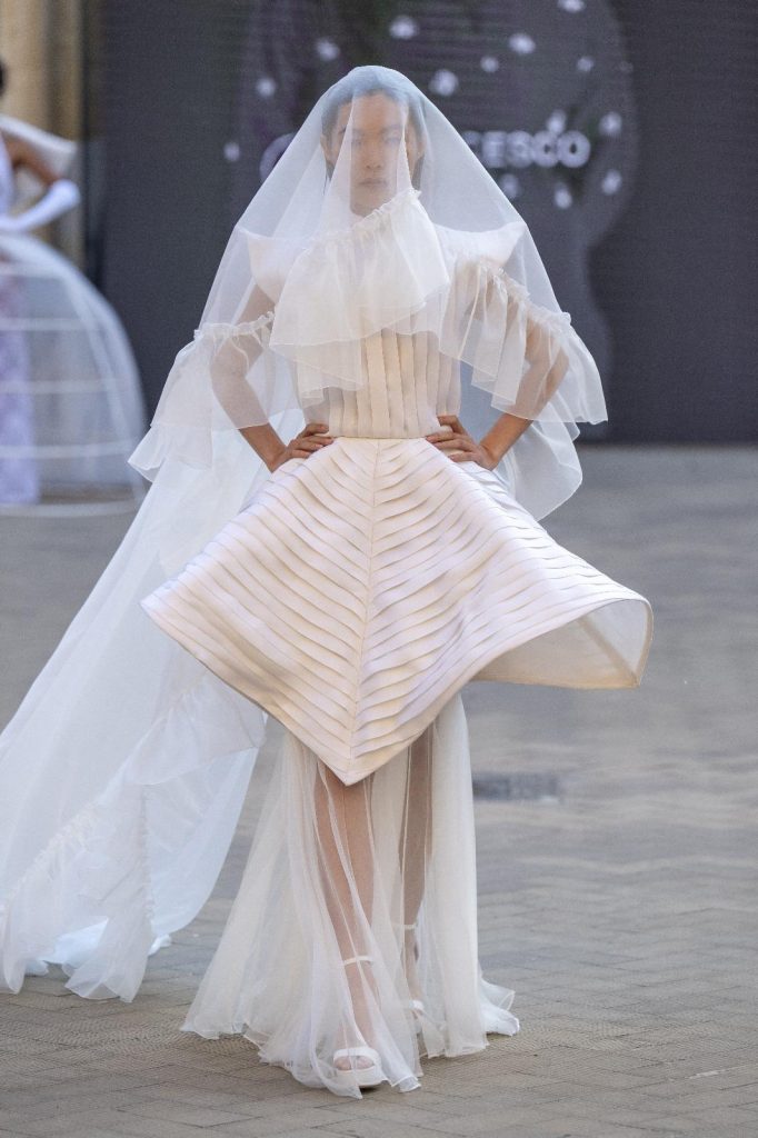 Fashion Show 2025, a Catania sfila il futuro della moda: i sogni dei giovani designer prendono forma in passerella 6 Un abito da sposa alla sfilata del Fashion Show 2025
