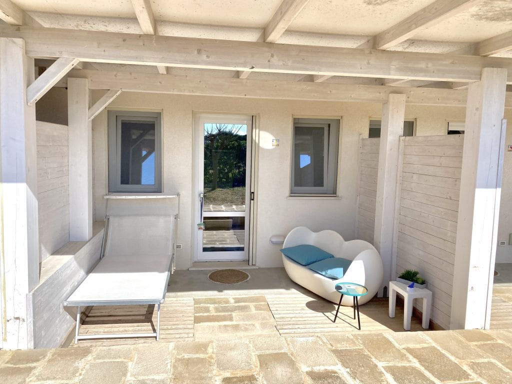 Lido Burrone a Favignana per un soggiorno "lento" nelle isole Egadi: il suono delle onde nelle camere sul mare 3 Il terrazzino di Stabilimento Lido Burrone