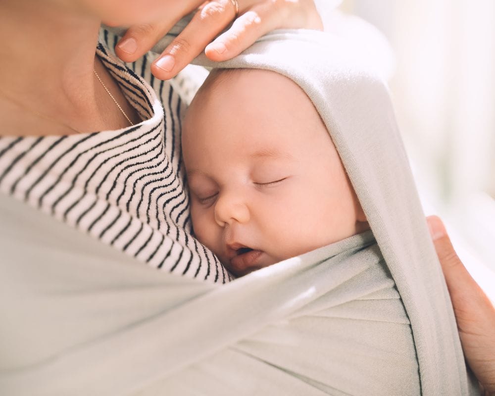 L'importanza del contatto fisico tra mamma e bambino: non un “vizio”, ma un bisogno 7 Il marsupio è utile per favorire il contatto fisico tra mamma e bambino