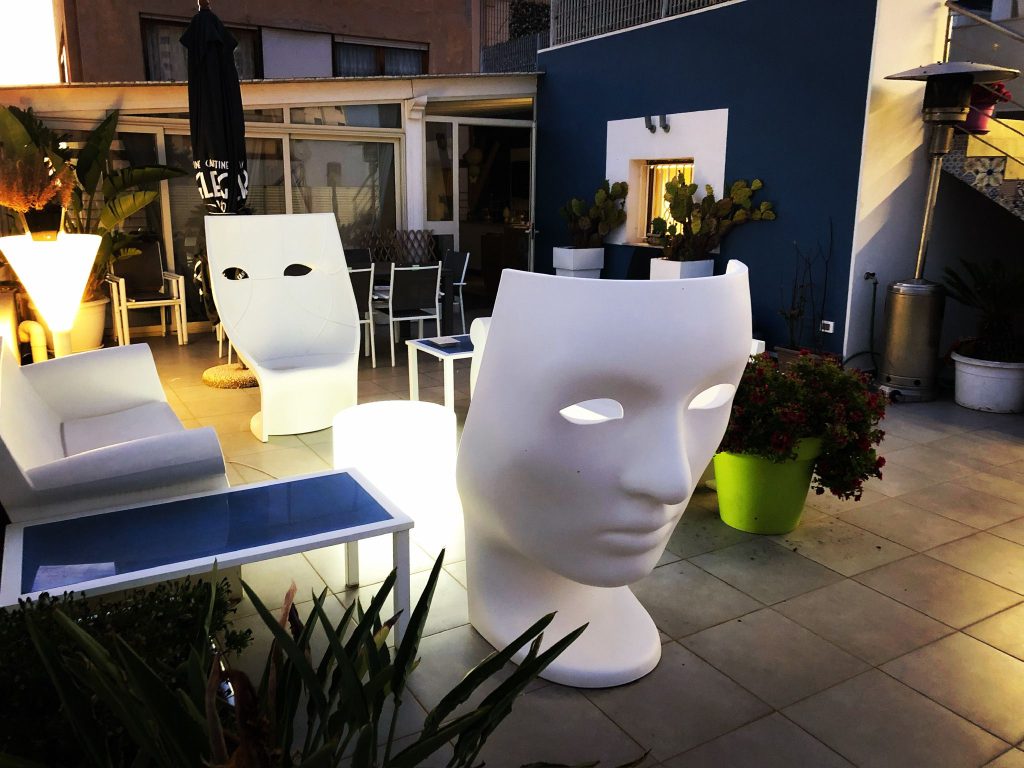Palazzo Diaz e Rada, le strutture ricettive nel cuore di Marsala e Favignana sono il sogno realizzato da una famiglia di farmacisti marsalesi 3 Palazzo Diaz e Rada, le strutture ricettive nel cuore di Marsala e Favignana sono il sogno realizzato da una famiglia di farmacisti marsalesi - Be Sicily Mag - palazzo diaz terrazza 1