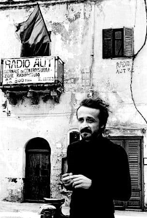 Peppino Impastato e Radio Aut, 47 anni fa un 'social media' ante litteram sfidava il potere 2 peppino impastato davanti la sede di radio aut