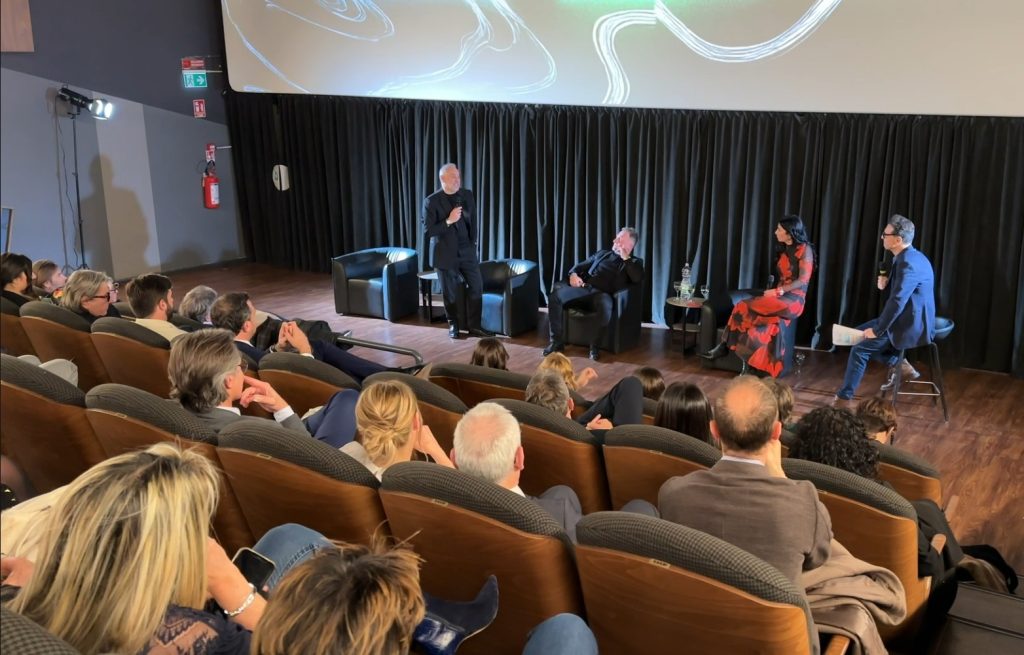 Chirurgia ed emotività: il palermitano Fabrizio Melfa protagonista della docuserie Amazon Prime "L’arte della bellezza emotiva" 4 Presentazione della docuserie "L'arte bellezza emotiva"