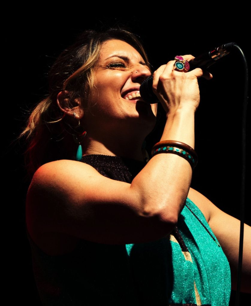 Sissy Castrogiovanni, la voce del Jazz che ha stregato gli USA: "La Sicilia fa parte di me, nel singolo BLU parlo di scelte folli" 2 Sissy Castrogiovanni