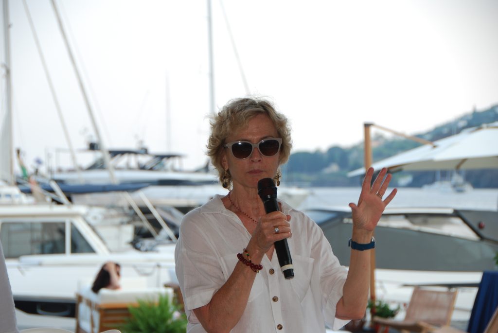 Marefestival Salina omaggia Massimo Troisi: premiati Ezio Greggio e Massimo Boldi, tra battute e un possibile "Natale alle Eolie" 4 Marefestival Salina omaggia Massimo Troisi: premiati Ezio Greggio e Massimo Boldi, tra battute e un possibile "Natale alle Eolie" - Be Sicily Mag - Comencini 3