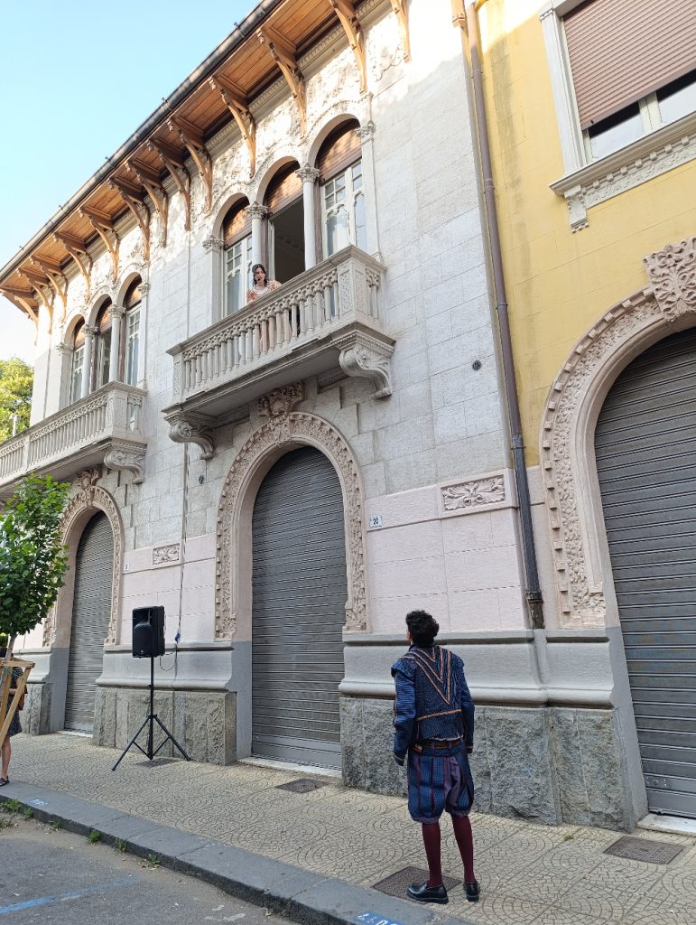 A Messina si va in scena dal balcone: da Pirandello a Romeo e Giulietta, tutti con il naso all'insù per l'insolito spettacolo 3 A Messina si va in scena dal balcone: da Pirandello a Romeo e Giulietta, tutti con il naso all'insù per l'insolito spettacolo - Be Sicily Mag - Giole Bagala e Roberta Sciarrone Romeo e Giulietta
