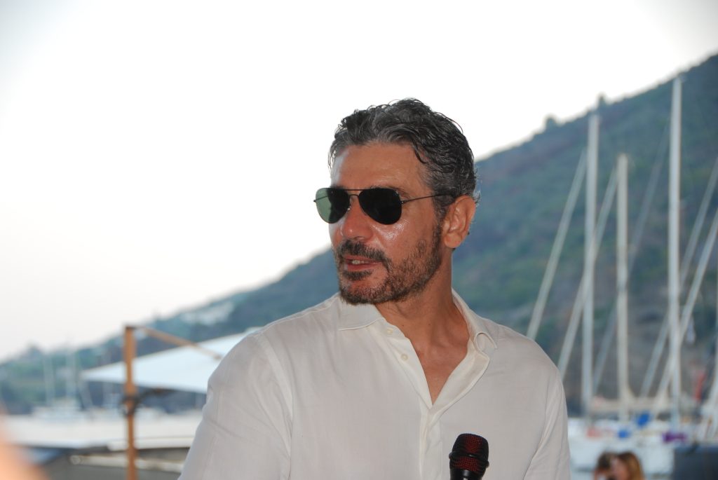 Marefestival Salina omaggia Massimo Troisi: premiati Ezio Greggio e Massimo Boldi, tra battute e un possibile "Natale alle Eolie" 5 Marefestival Salina omaggia Massimo Troisi: premiati Ezio Greggio e Massimo Boldi, tra battute e un possibile "Natale alle Eolie" - Be Sicily Mag - Giuseppe Zeno