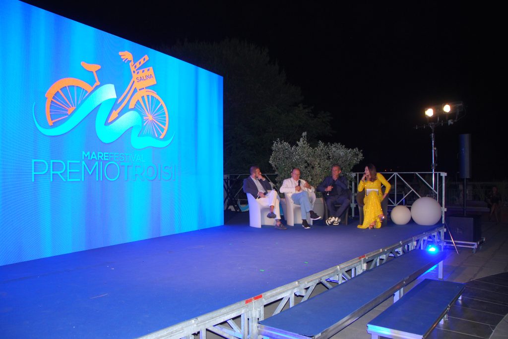 Marefestival Salina omaggia Massimo Troisi: premiati Ezio Greggio e Massimo Boldi, tra battute e un possibile "Natale alle Eolie" 6 Marefestival Salina omaggia Massimo Troisi: premiati Ezio Greggio e Massimo Boldi, tra battute e un possibile "Natale alle Eolie" - Be Sicily Mag - Greggio e Boldi 2