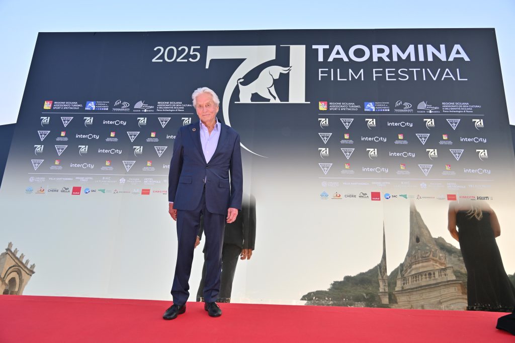 Il cinema torna a splendere in Sicilia con star internazionali: il racconto del Taormina Film Festival 2025 - Be Sicily Mag - Michael Douglas