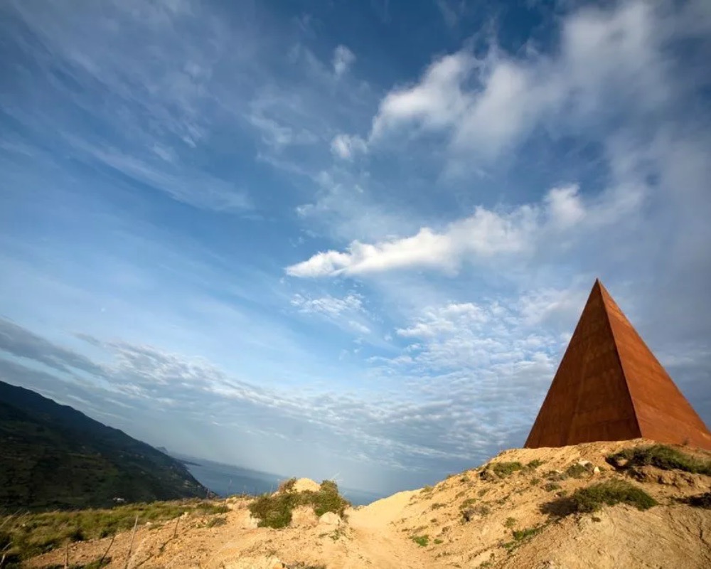Solstizio d’Estate 2025: il giorno più lungo dell’anno e la magia che lo circonda - Be Sicily Mag - Piramide 38° parallelo dimensioni grandi