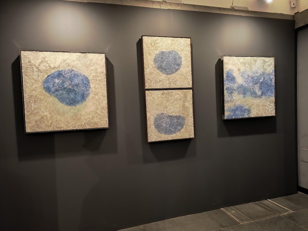 ULTRASKY, in mostra il viaggio millenario del blu egizio: da primo pigmento sintetico della storia a risorsa sostenibile 5 L'opera di CaCO3 per ULTRASKY