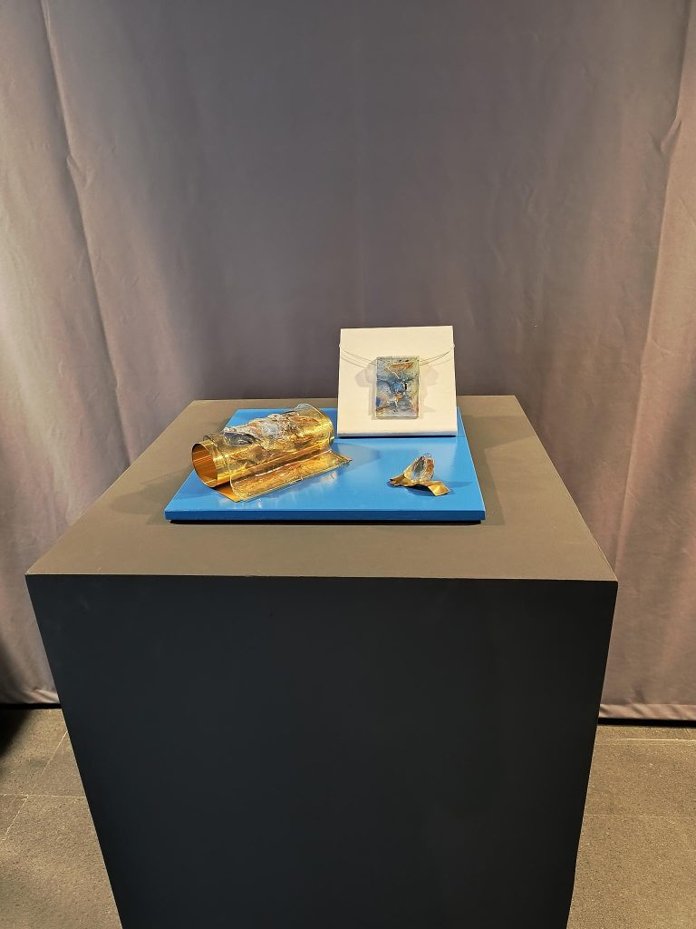 ULTRASKY, in mostra il viaggio millenario del blu egizio: da primo pigmento sintetico della storia a risorsa sostenibile 6 ULTRASKY, in mostra il viaggio millenario del blu egizio: da primo pigmento sintetico della storia a risorsa sostenibile - Be Sicily Mag - ULTRASKY 4