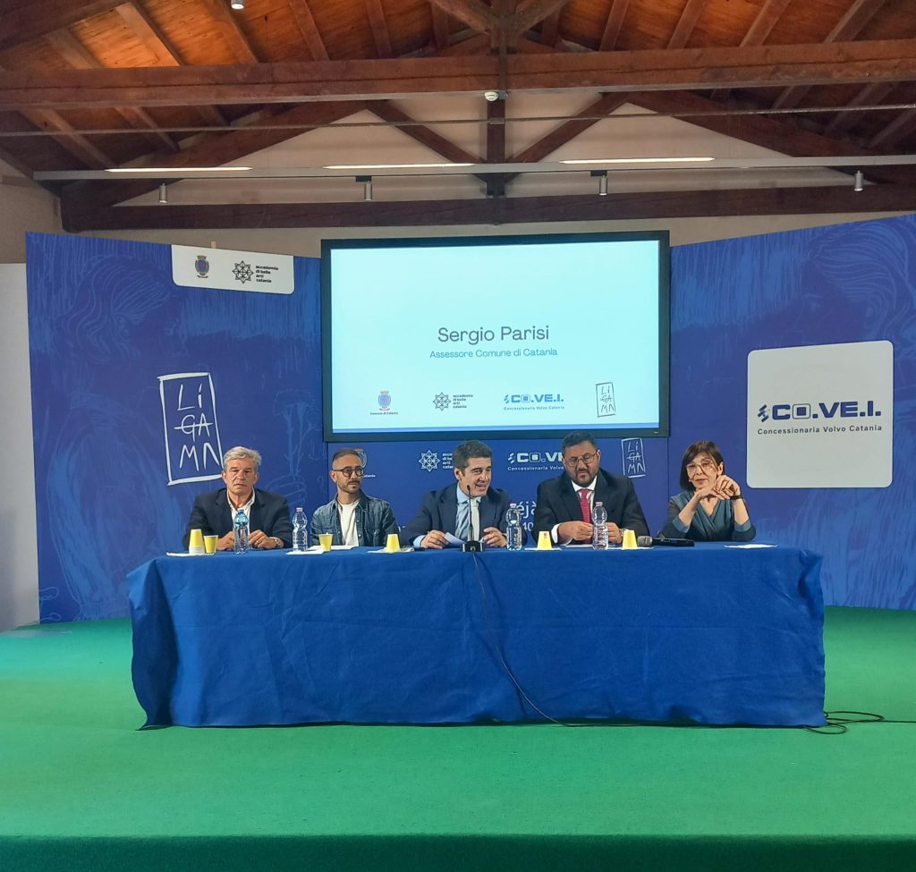 Arte e ambiente si incontrano in "Déjà-vu", il nuovo murale di Ligama a Catania: "Un gesto di cura in mezzo al caos urbano" 1 Déjà-vu, conferenza stampa di presentazione del progetto