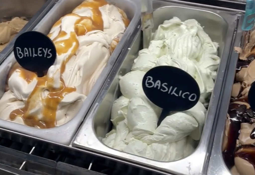 Il gelato gastronomico conquista la Sicilia: i gusti più strani, dalla zucca al parmigiano 10 Il gelato gastronomico conquista la Sicilia: i gusti più strani, dalla zucca al parmigiano - Be Sicily Mag - gelato al basilico