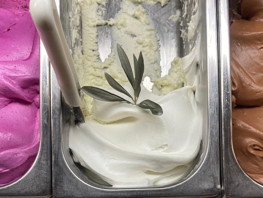 Il gelato gastronomico conquista la Sicilia: i gusti più strani, dalla zucca al parmigiano 11 Il gelato gastronomico conquista la Sicilia: i gusti più strani, dalla zucca al parmigiano - Be Sicily Mag - gelato allolio