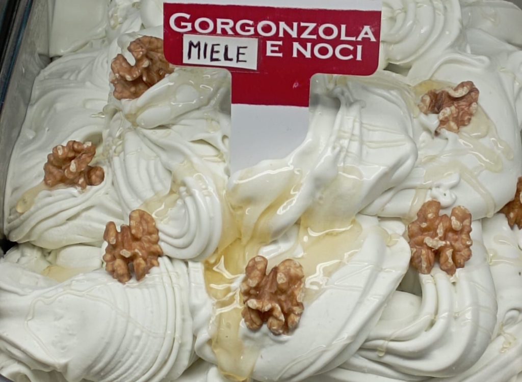 Il gelato gastronomico conquista la Sicilia: i gusti più strani, dalla zucca al parmigiano 13 Il gelato gastronomico conquista la Sicilia: i gusti più strani, dalla zucca al parmigiano - Be Sicily Mag - gelato gorgonzola miele e noci