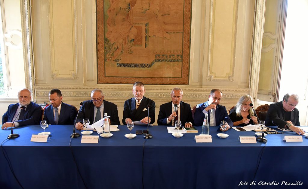 Il ministro Alessandro Giuli presenta a Palermo il libro “Antico presente. Viaggio nel sacro vivente”: “La Sicilia è totalità ma anche misura" 4 Gli intervenuti alla presentazione del libro di Alessandro Giuli
