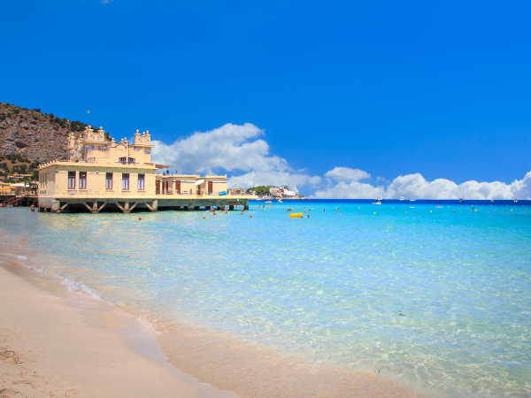 Palermo low cost: cosa puoi fare con 10 euro in un giorno d’estate 9 Palermo low cost: cosa puoi fare con 10 euro in un giorno d’estate - Be Sicily Mag - palermo low cost mondello