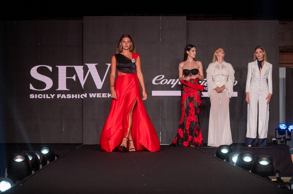 Sicily Fashion Week, in passerella le eccellenze della moda dell'Isola: la seconda edizione tra abiti da sera e beachwear 6 Sicily Fashion Week, in passerella le eccellenze della moda dell'Isola: la seconda edizione tra abiti da sera e beachwear - Be Sicily Mag - sicily fashion week 3 1