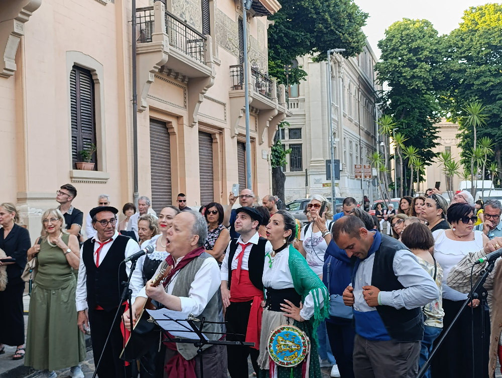 A Messina si va in scena dal balcone: da Pirandello a Romeo e Giulietta, tutti con il naso all'insù per l'insolito spettacolo 4 A Messina si va in scena dal balcone: da Pirandello a Romeo e Giulietta, tutti con il naso all'insù per l'insolito spettacolo - Be Sicily Mag - sotto il tuo balcone 2