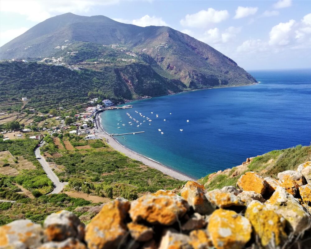 Isole Eolie, l’UNESCO lancia l’allarme: la biodiversità è in pericolo 4 Isole Eolie, l’UNESCO lancia l’allarme: la biodiversità è in pericolo - Be Sicily Mag - Filicudi.panoramica.da .Capo .Graziano.2