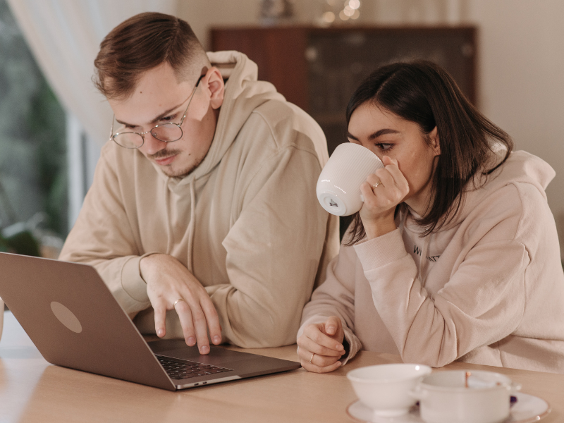 Da Boomer a Gen Z: chi siamo davvero dietro a tutti questi soprannomi? 8 Millennial o Gen Y