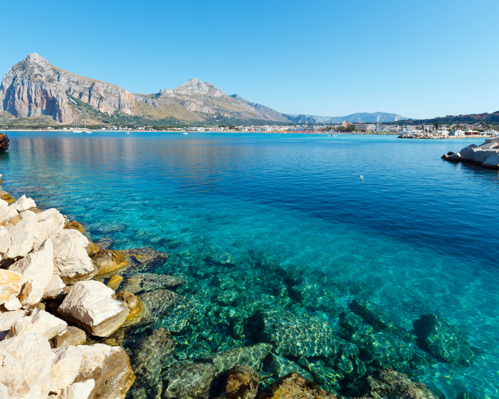 Palermo è la città ideale per vivere la pensione: clima, costi e qualità della vita secondo Forbes 4 San Vito Lo Capo: uno dei luoghi in Sicilia in cui le case al mare costano di più pensione