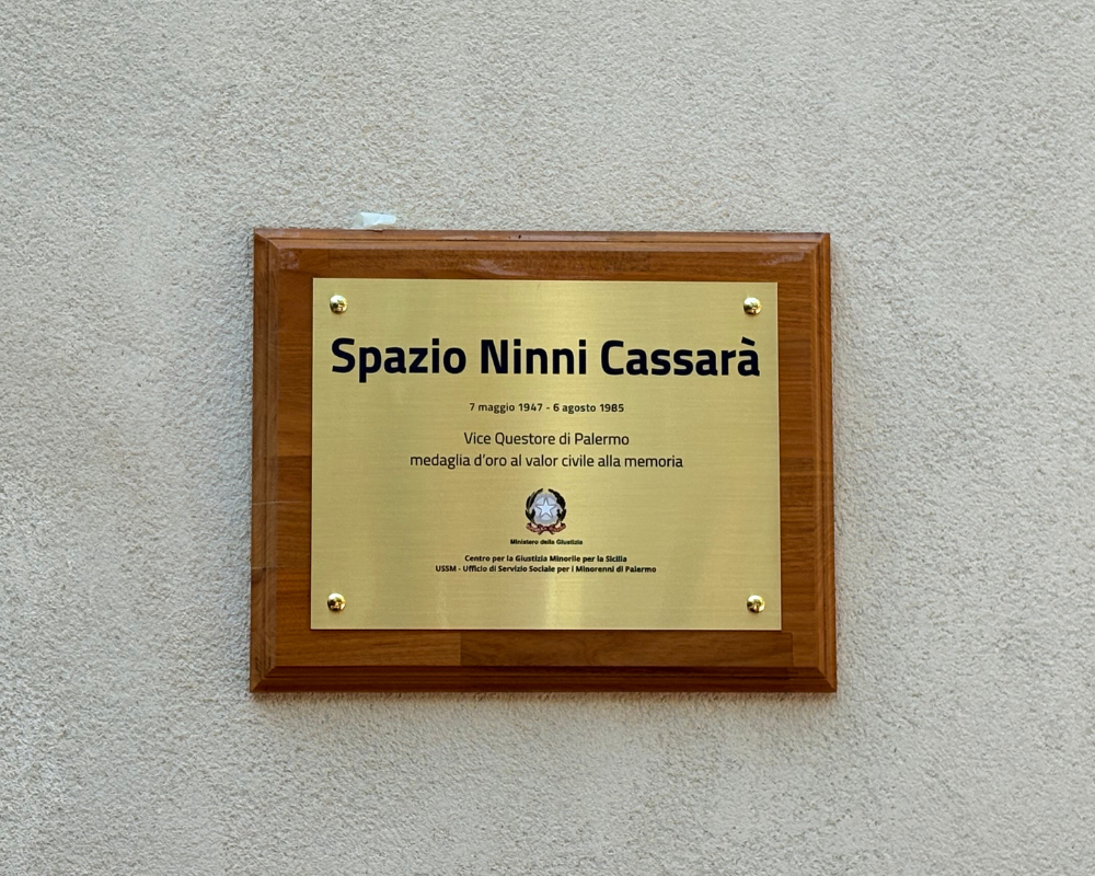 Un nuovo spazio nel nome di Ninni Cassarà: a Palermo si promuove la legalità 2 La targa dedicata a Ninni Cassarà