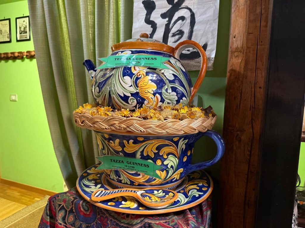 La Casa del Tè in Sicilia tra cerimonie zen e record: un viaggio in Oriente con Salvo Pellegrino 6 La tazza Guinness