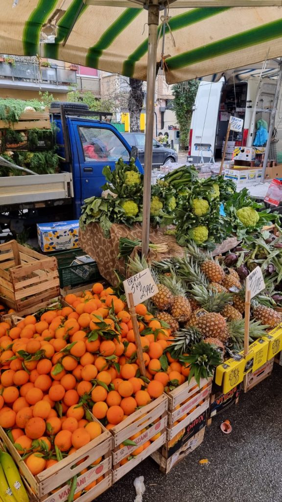 I venditori ambulanti in Sicilia rischiano di sparire? 6 I venditori ambulanti in Sicilia rischiano di sparire? - Be Sicily Mag - Un banco di frutta e verdura al mercatino di viale Campania a Palermo